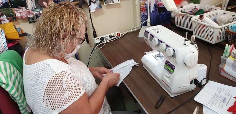 Costurera que fabrica mascarillas (Foto TA)